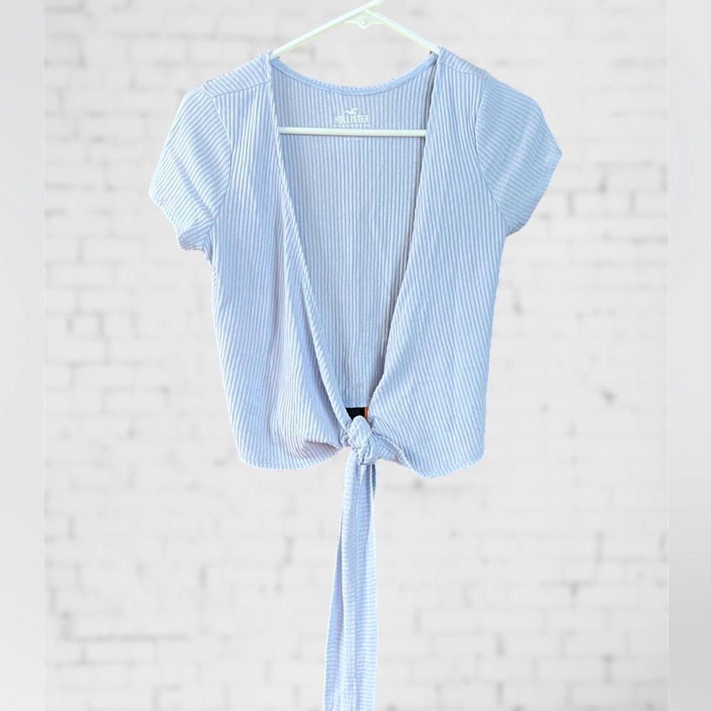 Hollister Must Have Collection Knit Top with Tie Closure. Size Medium. NWT